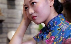 烧烤点燃衣服情急跳江